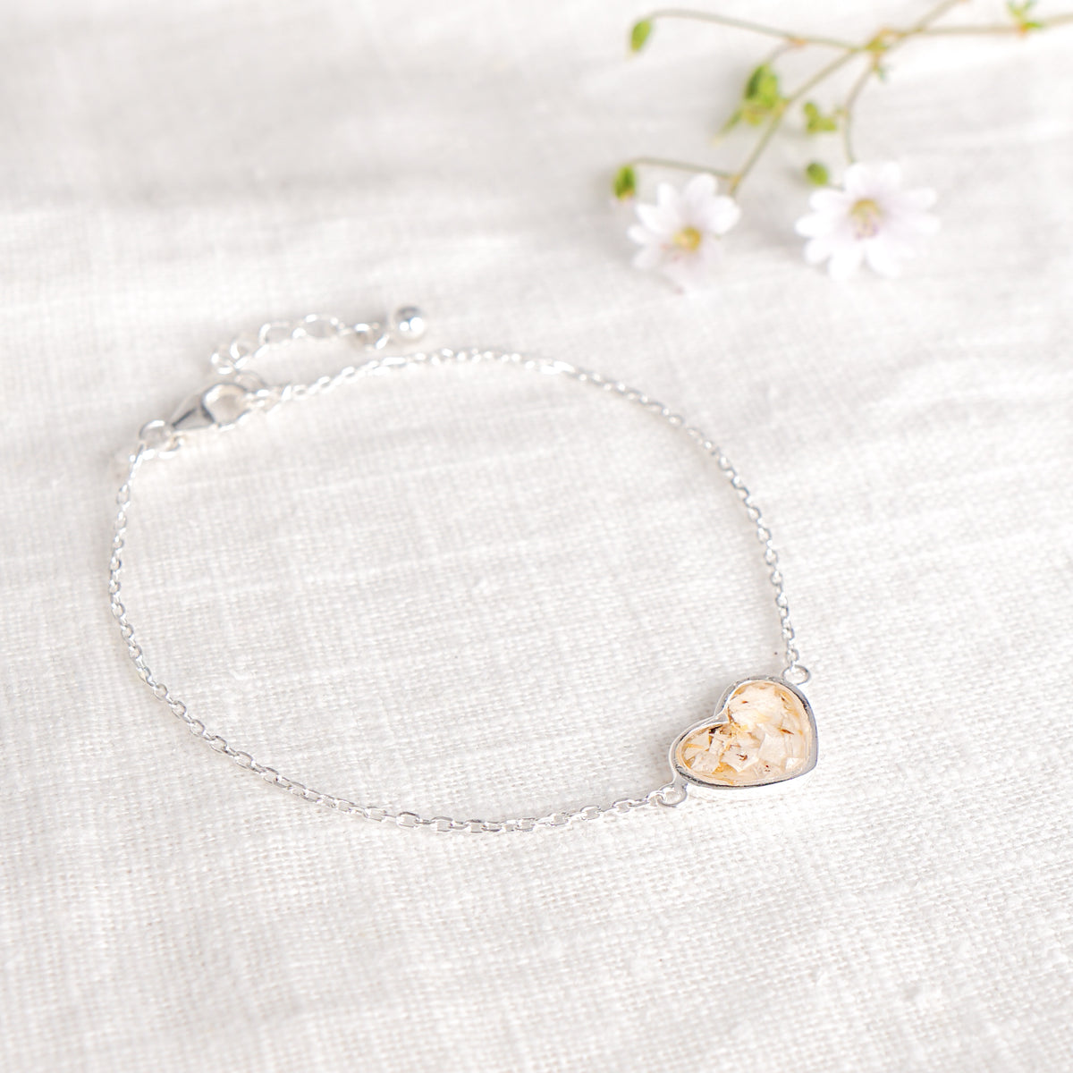 Crushed Daisy Heart Bracelet - April Birth Flower